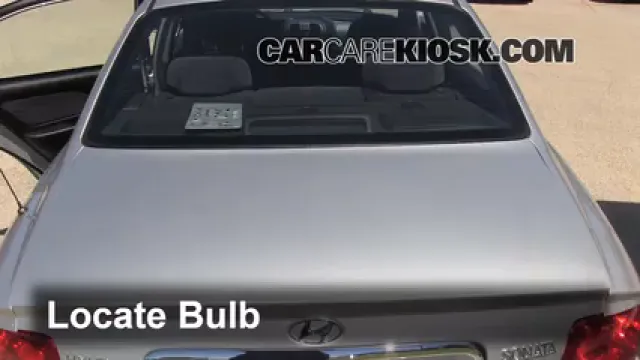 2004 Hyundai Sonata 2.4L 4 Cyl. Éclairage Feu de freinage central (remplacer l'ampoule)